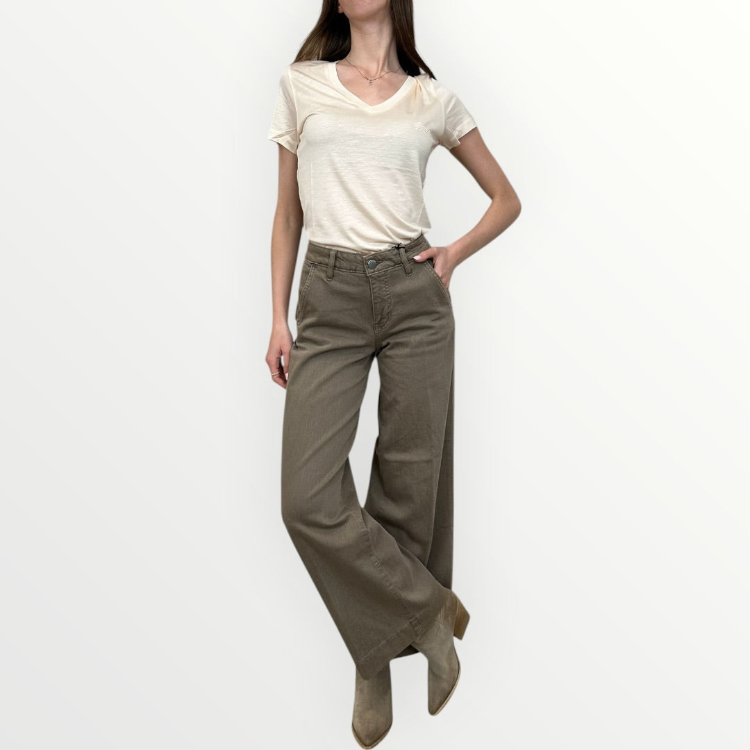 GUESS - T-SHIRT SEMPLICE CON LOGO SCOLLO A V