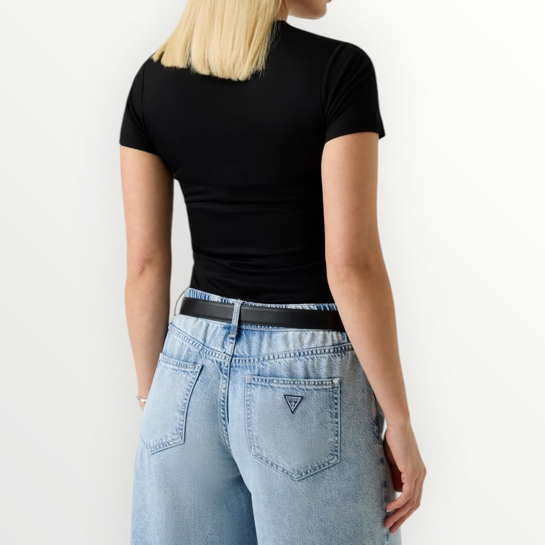 GUESS - T-SHIRT SEMPLICE CON LOGO SCOLLO A V