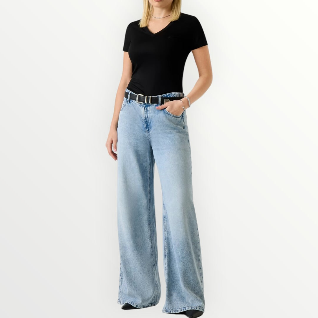 GUESS - T-SHIRT SEMPLICE CON LOGO SCOLLO A V