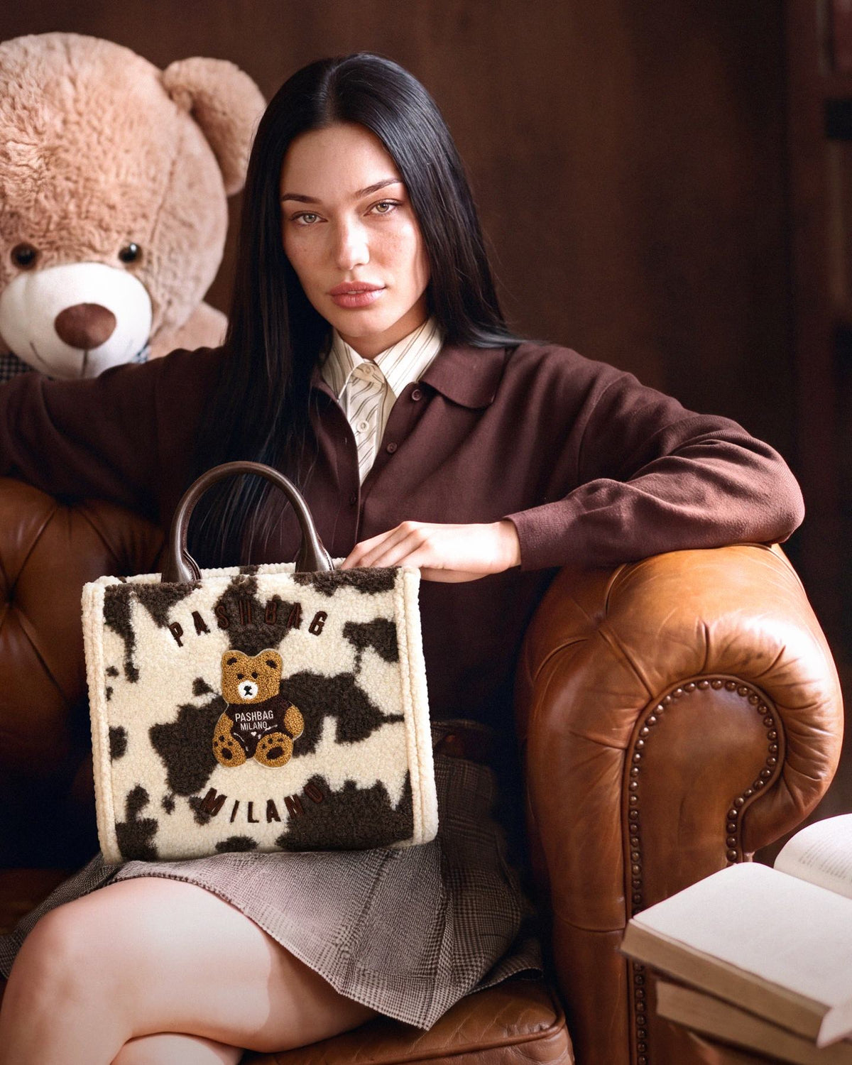 Modella con la borsa PASHBAG Sheperd Teddy Marge, collezione autunno inverno